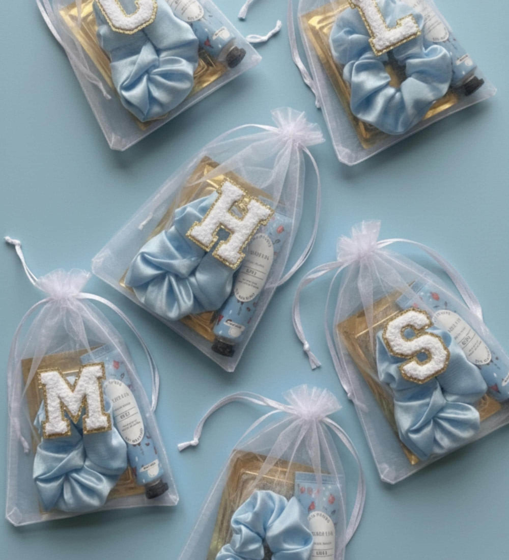Pochon EVJF personnalisé en tulle avec initiale et accessoires bien-être. Cadeau invité EVJF personnalisé, 