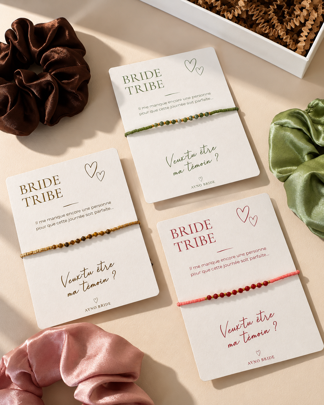 Trois bracelets de demande de témoin sur cartes « Bride Tribe », assortis à des chouchous en satin rose, vert olive et marron, pour un cadeau de mariage personnalisé.