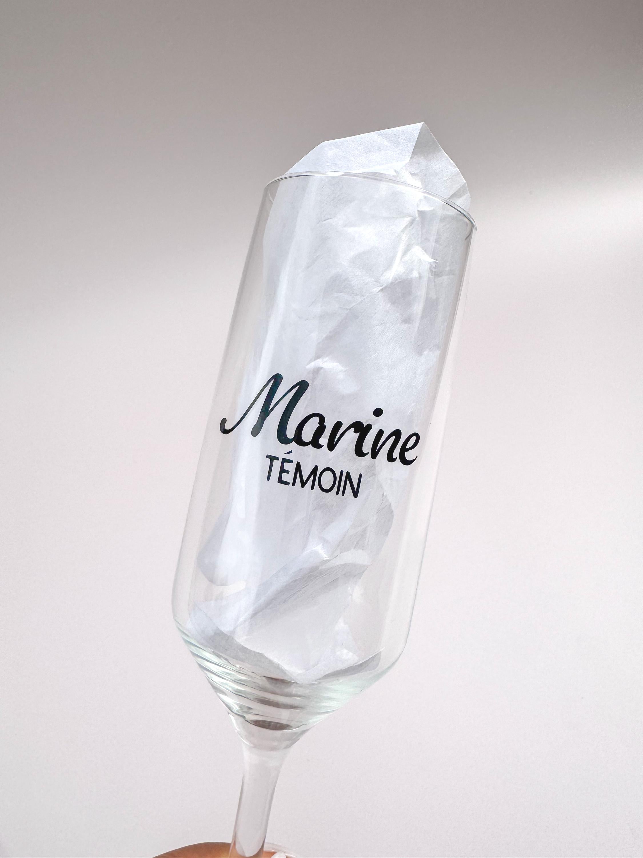 Verre de champagne avec sticker personnalisé idée cadeau demande témoin mariage