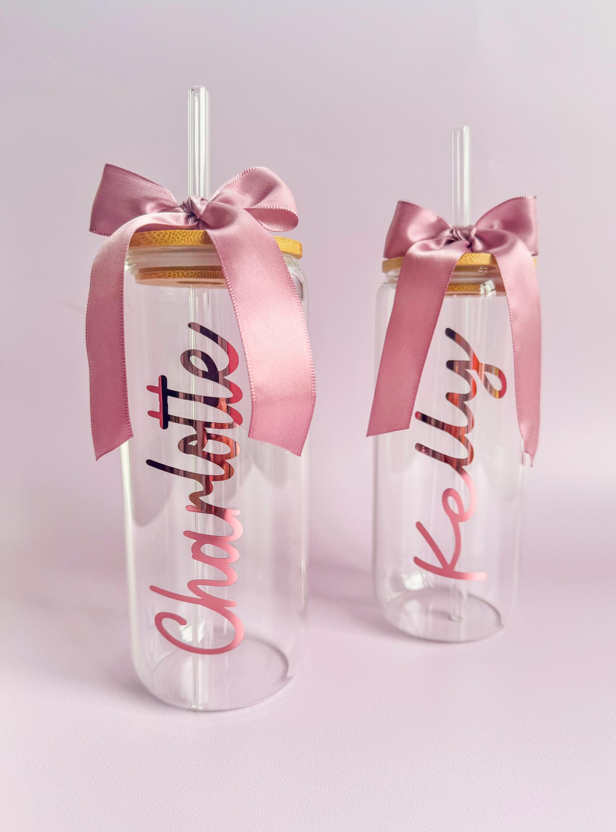 Tasse en verre avec couvercle en bambou et paille en verre, personnalisée avec prénom et ruban rose satiné