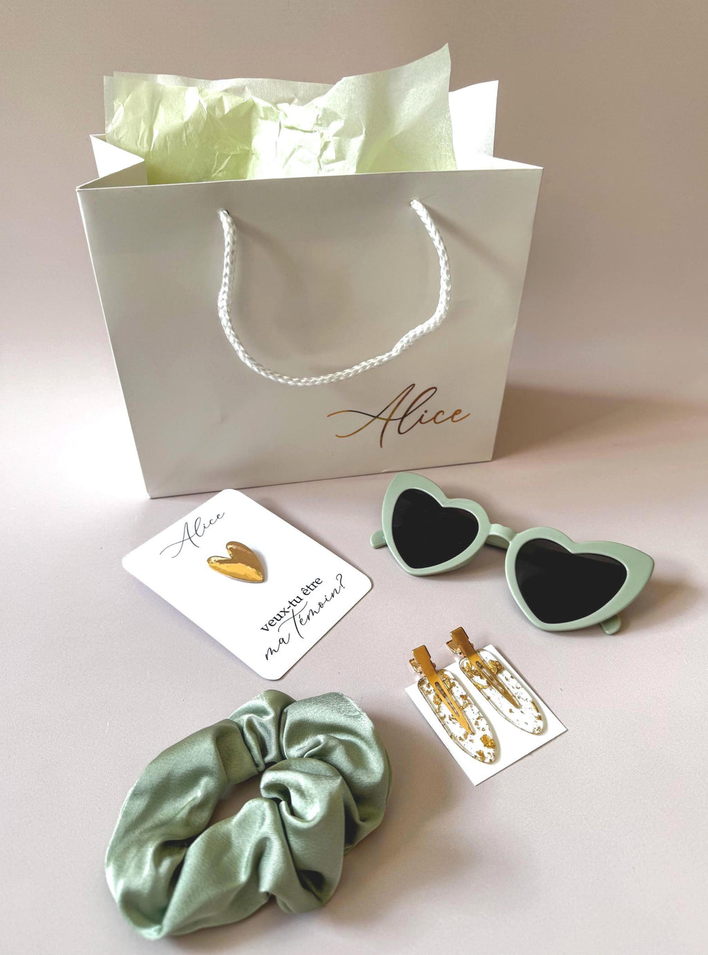 Coffret cadeau mariage avec lunettes cœur, chouchou satin et carte personnalisée avec pins cœur doré