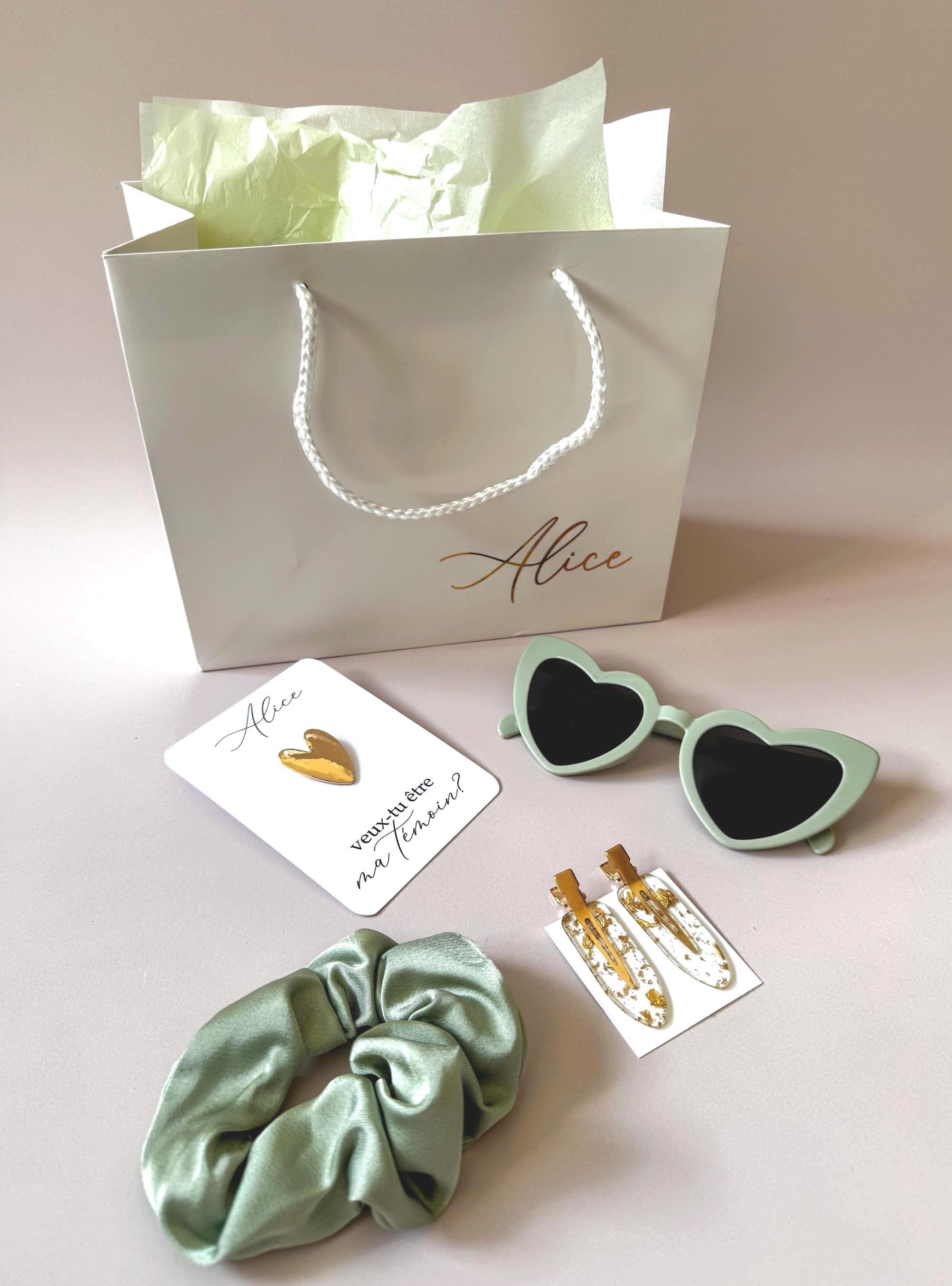 Coffret cadeau mariage avec lunettes cœur, chouchou satin et carte personnalisée avec pins cœur doré
