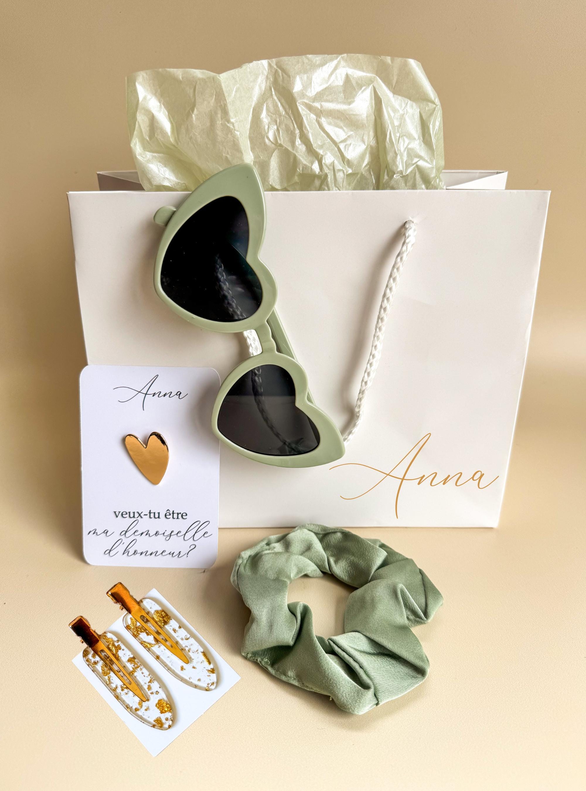 Pochette cadeau personnalisée avec prénom pour demande de témoin mariage avec lunettes cœur, chouchou satin, pinces cheveux résine et carte avec pins coeur
