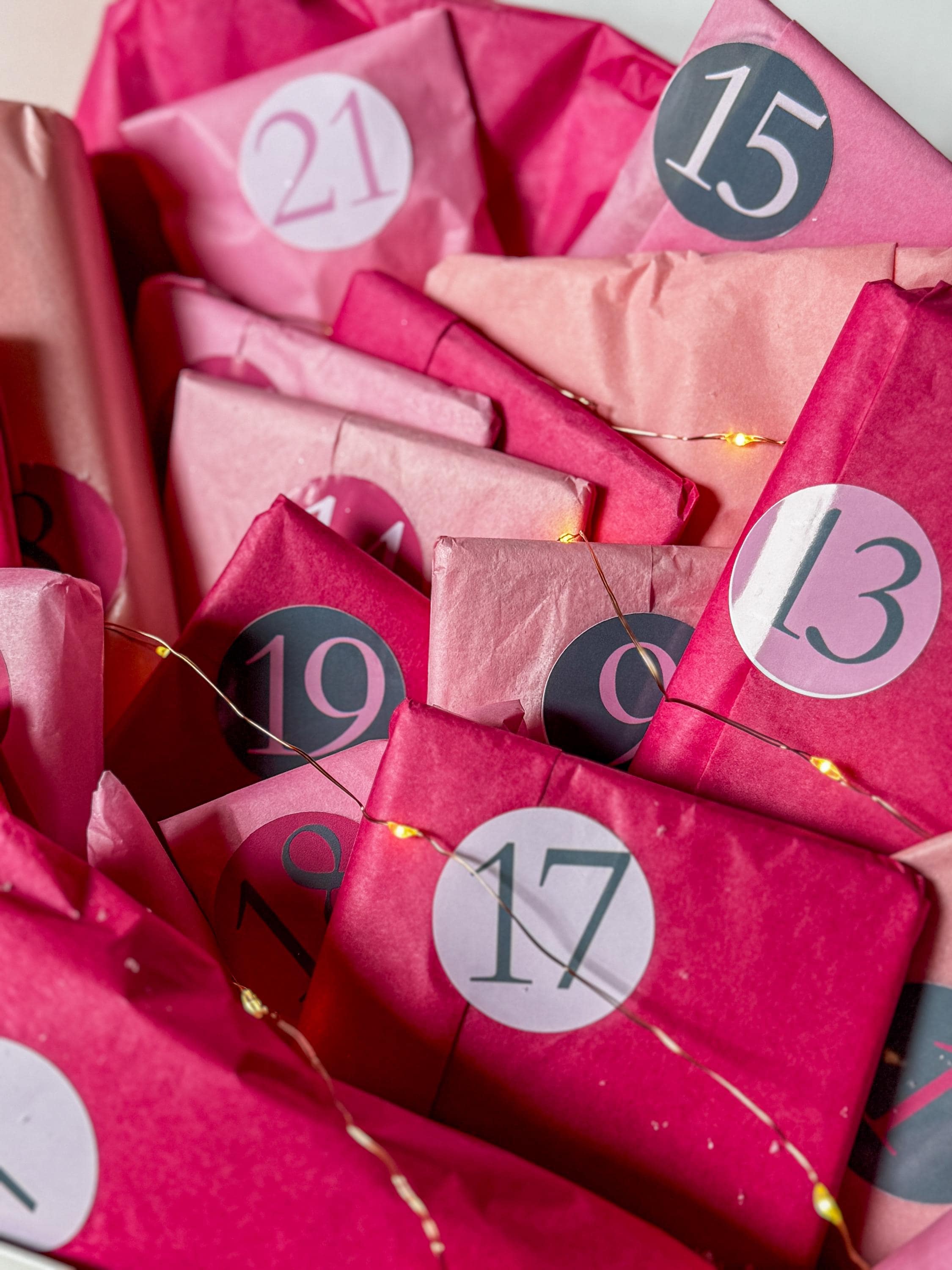 Coffret cadeau de l’Avent 2025 spécial future mariée, composé de 12 ou 24 cases renfermant des surprises uniques : accessoires de mariage, bijoux, cartes et objets personnalisés. Une idée originale pour célébrer l’amour et faire plaisir à une bride-to-be pendant les fêtes