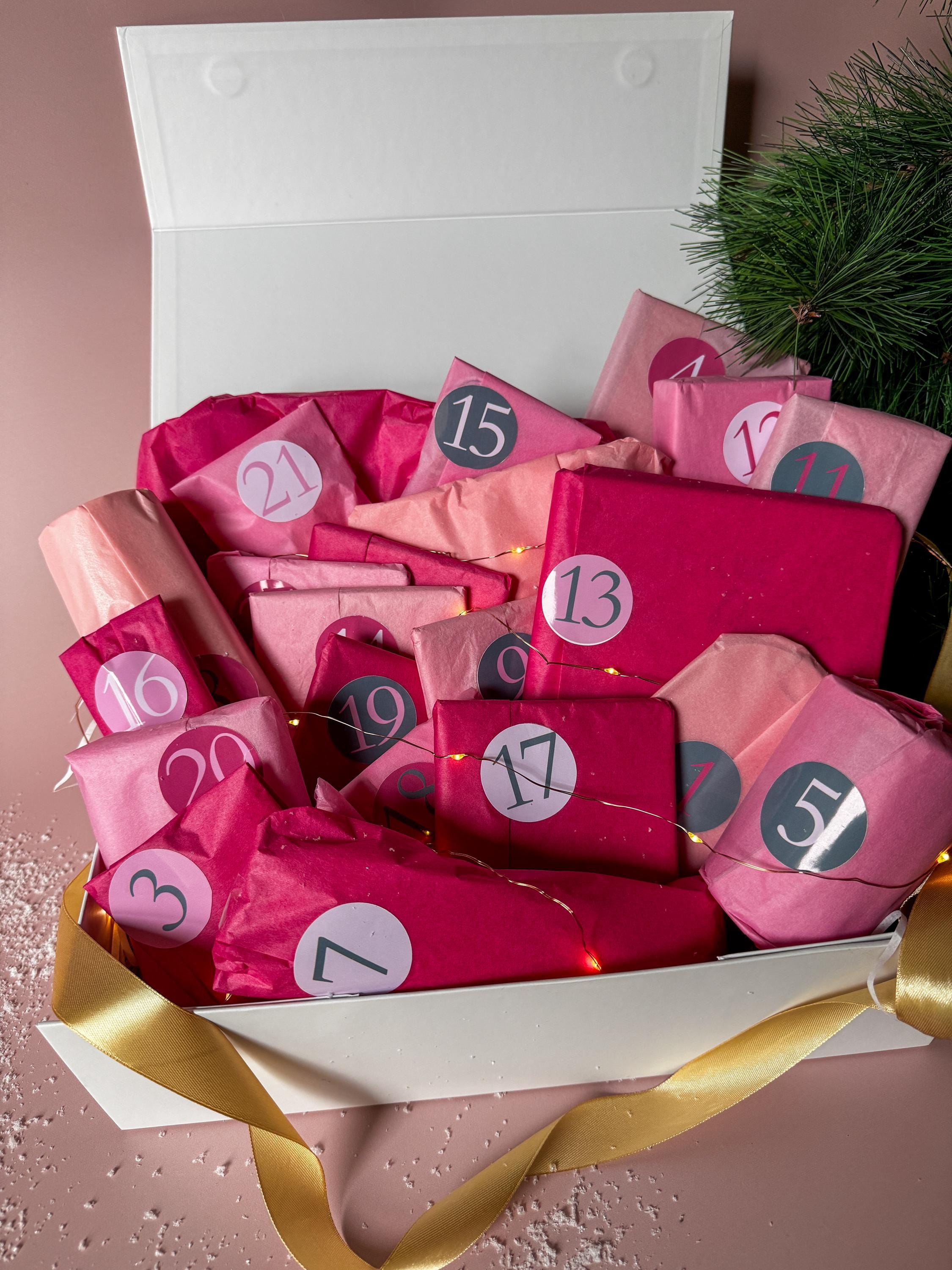 Photo d’un calendrier de l’Avent mariage 2025 pour femme, réalisé à la main et personnalisé avec le prénom de la future épouse. Un mix de cadeaux symboliques, d’objets personnalisés et de douceurs pour une expérience féérique avant le mariage.