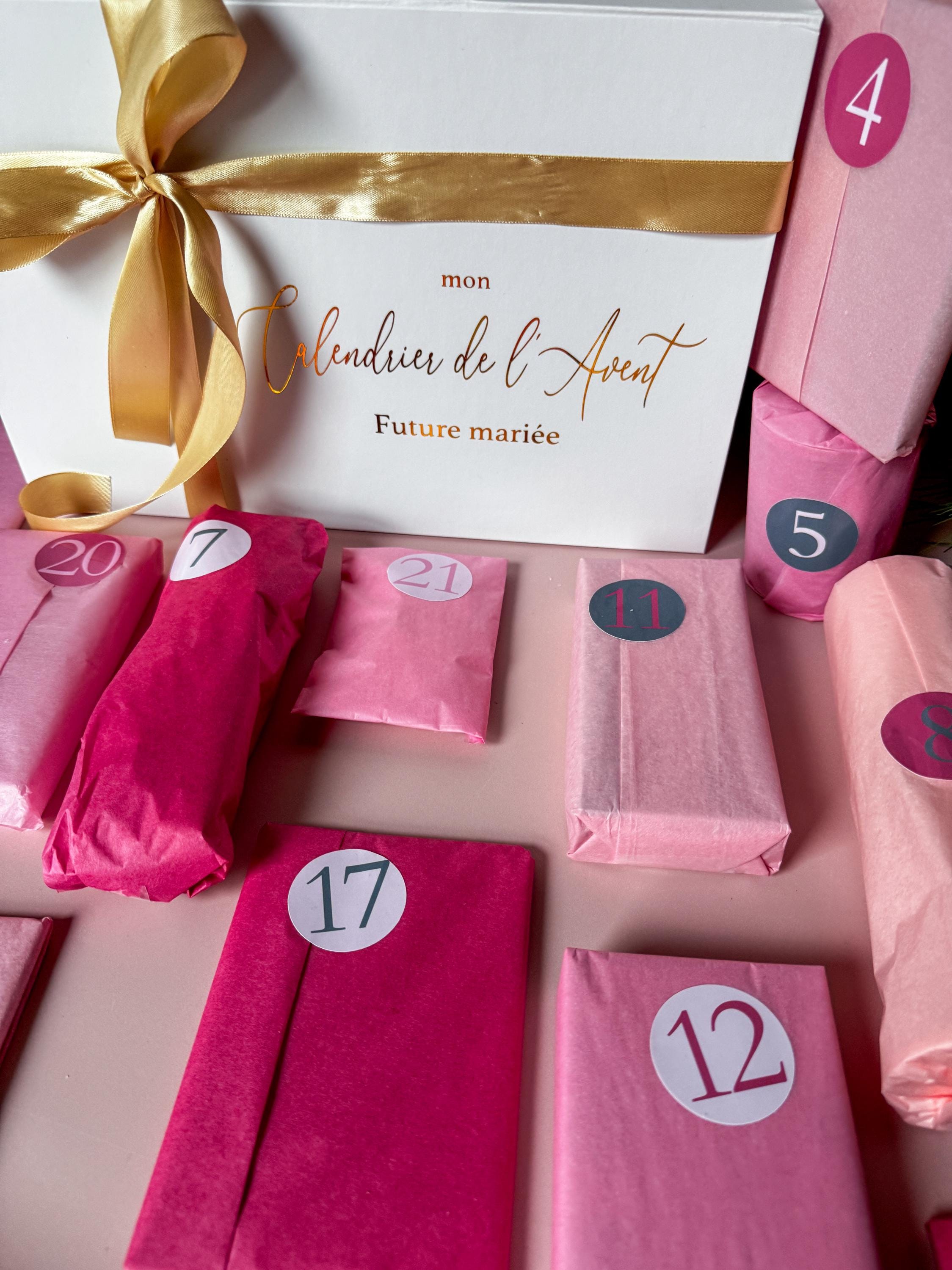 Calendrier de l’Avent mariage personnalisé, conçu comme un coffret surprise pour fiancée. Disponible en version 12 ou 24 jours, il combine objets personnalisés, petites attentions et accessoires pour accompagner la future mariée durant les fêtes.