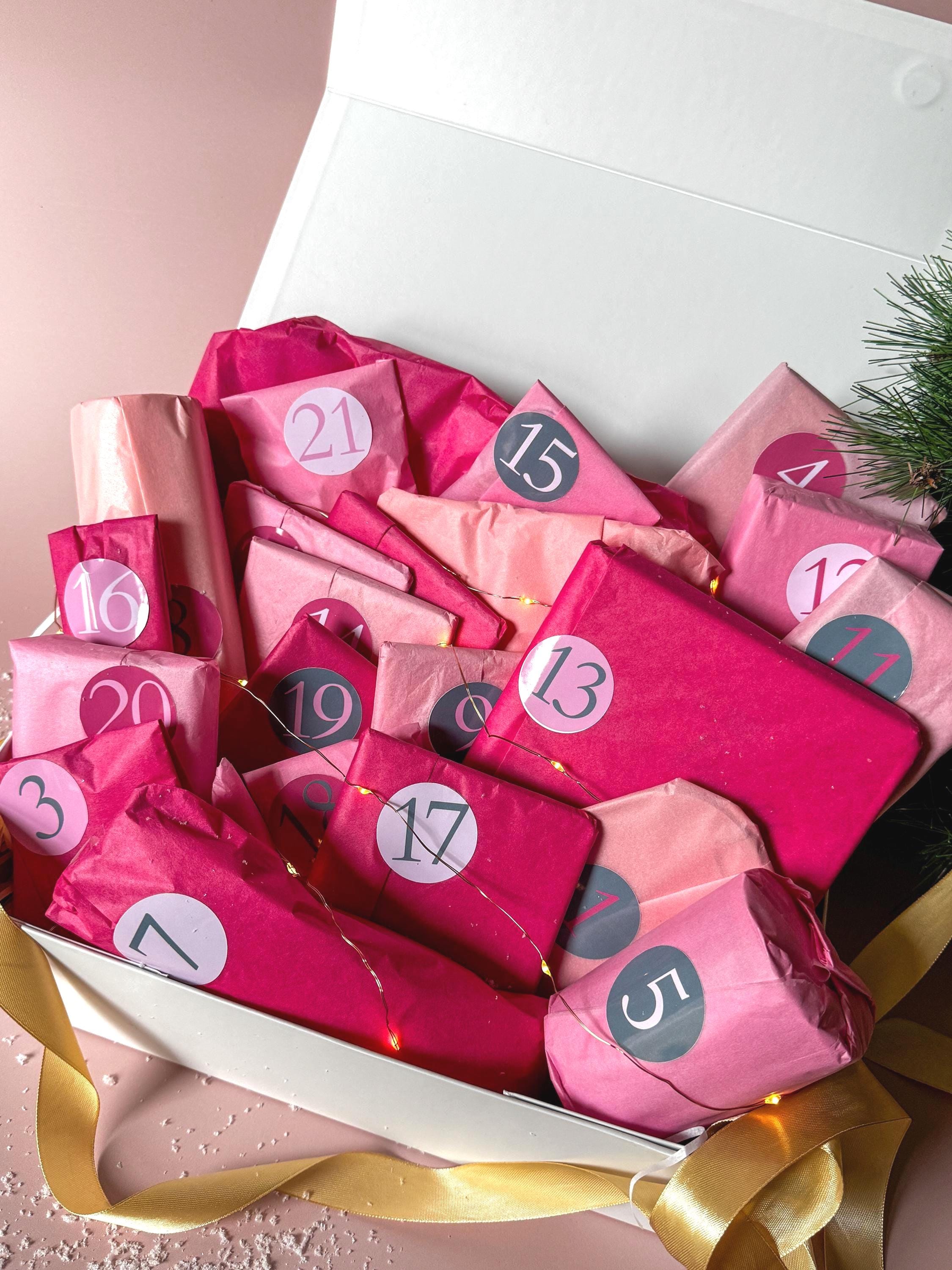 Calendrier de l’Avent pour future mariée, présenté dans une élégante boîte personnalisée avec le prénom de la mariée. Ce coffret cadeau contient 24 petites attentions et créations artisanales autour du mariage pour patienter jusqu’au grand jour. Parfait comme cadeau de Noël personnalisé pour une fiancée.