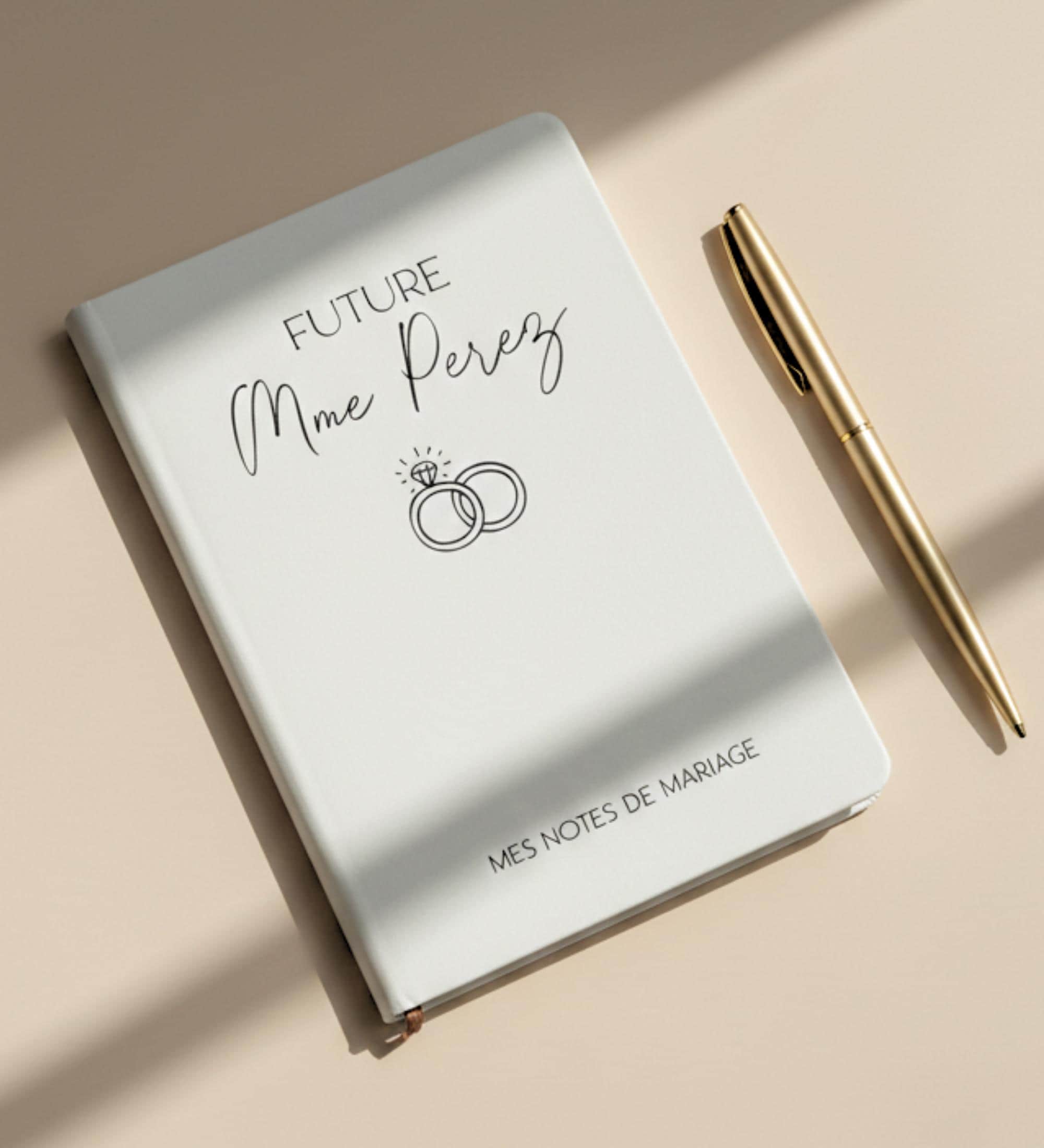 Carnet de note future mariée personnalisé avec inscription Future Madame.
Cahier planificateur de mariage personnalisé, cadeau de fiançailles pour future mariée. Planner mariage Future Madame couverture rigide personnalisée. Journal de planification de mariage pour organiser les préparatifs du grand jour. Carnet organisation mariage A5 pour future mariée.
Cadeau de fiançailles élégant.
Planner mariage personnalisé pour notes, idées et check-lists de mariage.