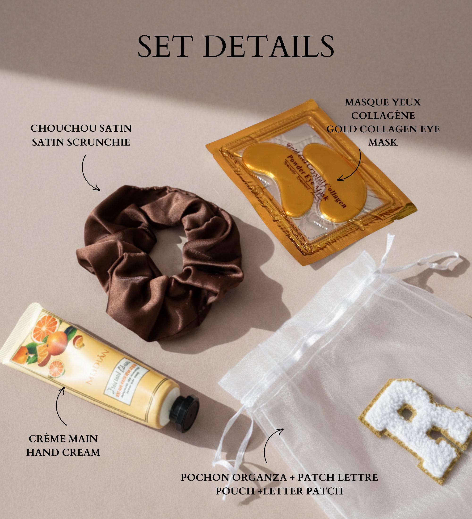 Pochon EVJF personnalisé en tulle avec initiale et accessoires bien-être. Cadeau invité EVJF personnalisé, pochon tulle avec chouchou et crème main. Accessoire EVJF team mariée, sac tulle personnalisé pour demoiselle d’honneur. Pochon cadeau EVJF bleu personnalisé, accessoires beauté pour team bride.
Cadeau EVJF petit budget, pochon tulle avec patch yeux et chouchou satin.
Cadeau de bienvenue EVJF personnalisé pour témoins et demoiselles d’honneur.