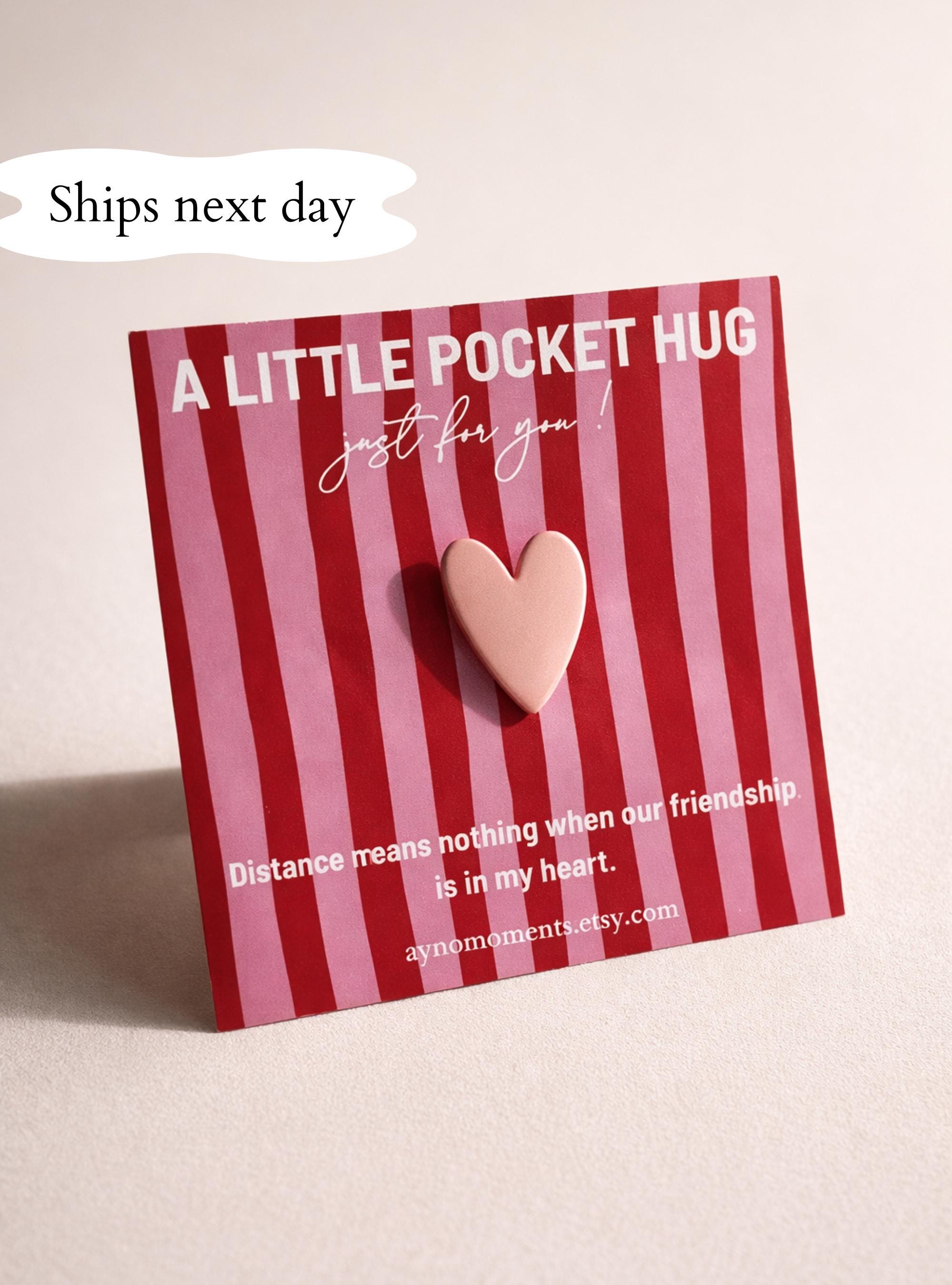Câlin de Poche Pin's Coeur Cadeau Mère Fille Câlin de Poche Meilleure Amie Cadeau Réconfort Relation à Distance Cadeau Collègue Carte Pin's