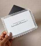 Carte demande demoiselle d’honneur avec dentelle blanche et enveloppe noire élégante
Carte personnalisée mariage style minimaliste avec finition dentelle romantique
Demande témoin mariage avec carte blanche raffinée et détails dentelle tendance 2026
Papeterie mariage élégante avec carte demande team mariée et enveloppe noire chic
Carte mariage personnalisée avec bordure dentelle pour demande demoiselle d’honneur romantique
