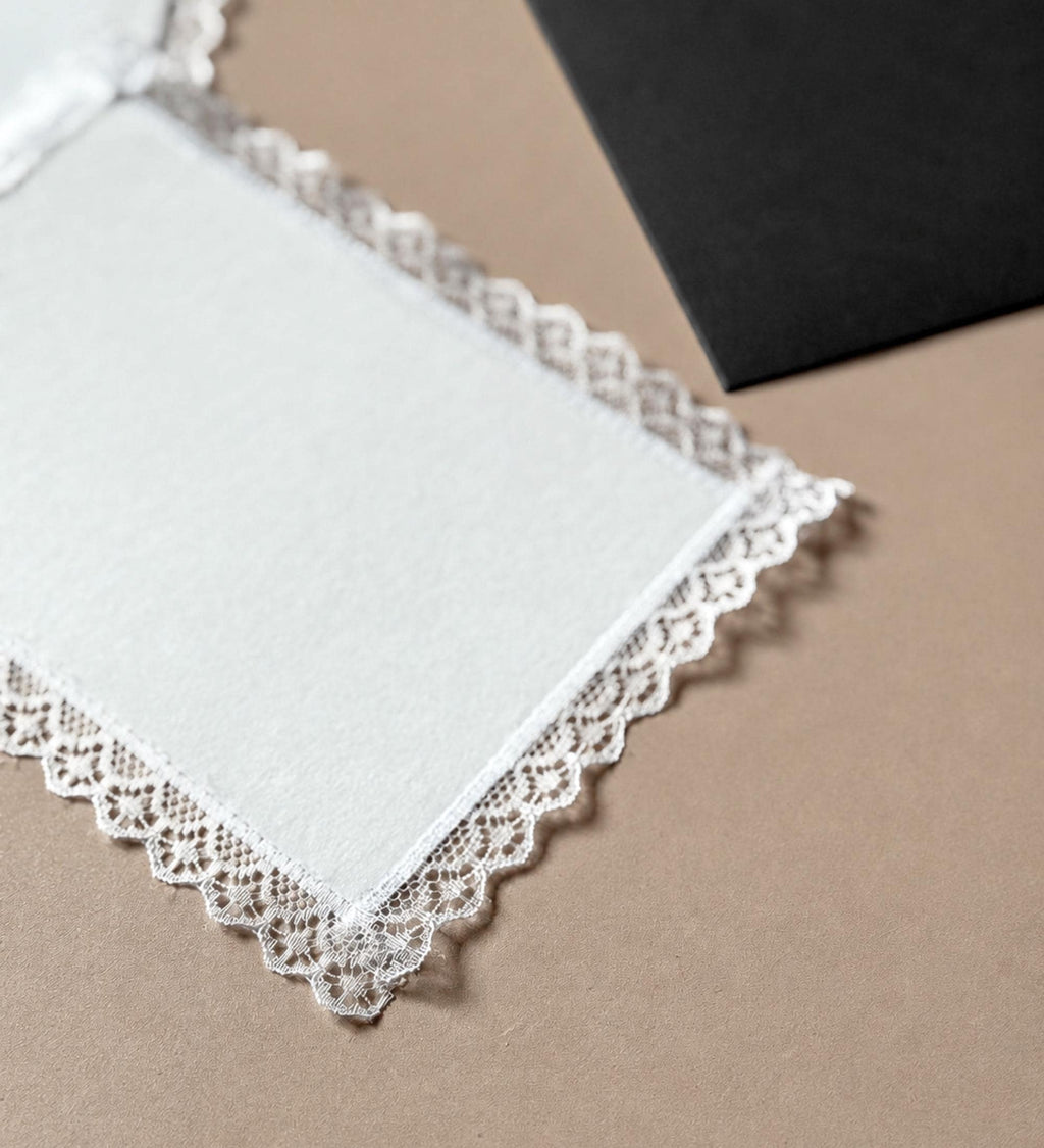 Carte demande demoiselle d’honneur avec dentelle blanche et enveloppe noire élégante
Carte personnalisée mariage style minimaliste avec finition dentelle romantique
Demande témoin mariage avec carte blanche raffinée et détails dentelle tendance 2026
Papeterie mariage élégante avec carte demande team mariée et enveloppe noire chic
Carte mariage personnalisée avec bordure dentelle pour demande demoiselle d’honneur romantique