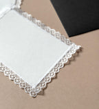 Carte demande demoiselle d’honneur avec dentelle blanche et enveloppe noire élégante
Carte personnalisée mariage style minimaliste avec finition dentelle romantique
Demande témoin mariage avec carte blanche raffinée et détails dentelle tendance 2026
Papeterie mariage élégante avec carte demande team mariée et enveloppe noire chic
Carte mariage personnalisée avec bordure dentelle pour demande demoiselle d’honneur romantique