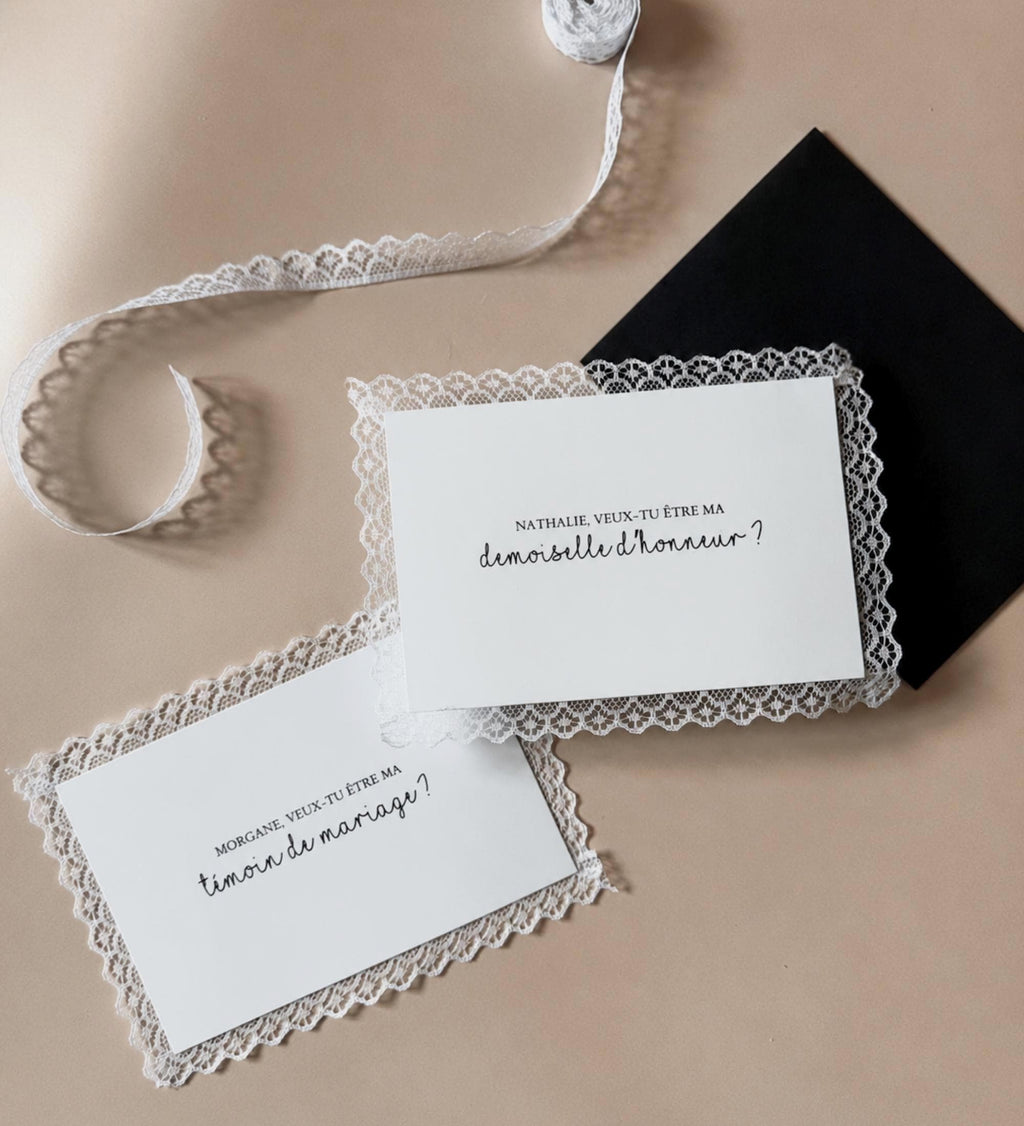 Carte demande demoiselle d’honneur avec dentelle blanche et enveloppe noire élégante
Carte personnalisée mariage style minimaliste avec finition dentelle romantique
Demande témoin mariage avec carte blanche raffinée et détails dentelle tendance 2026
Papeterie mariage élégante avec carte demande team mariée et enveloppe noire chic
Carte mariage personnalisée avec bordure dentelle pour demande demoiselle d’honneur romantique
